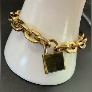 MICHAEL KORS GOLD TONE LOCK CHARM EST. 1981 TOGGLE CHAIN BRACELET